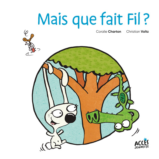 Couverture de l'album Mais que fait Fil ? issu de la série Fil et Lulu d'Accès Jeunesse, illustrée par Lulu la lapine et Fil le crocodile accrochés à un arbre.