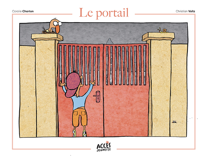 Couverture de l'album jeunesse Le portail, illustré par un enfant qui regarde dans la cour d'une école à travers le portail.
